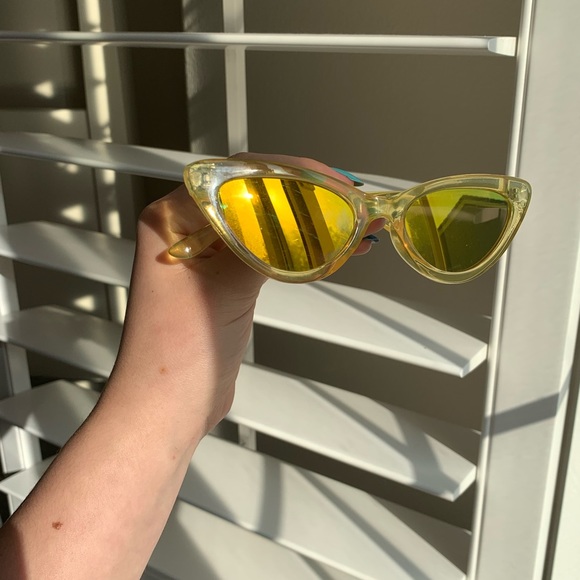 urban outfitter yellow cat eye sunnies - Picture 3 of 3